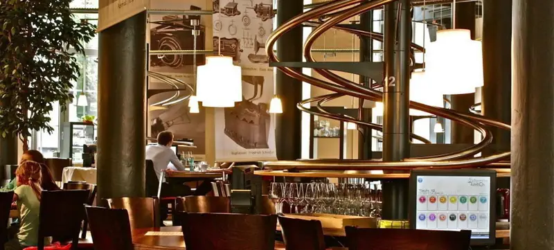 Foto 1 von Schwerelos - das Achterbahn Restaurant Hamburg