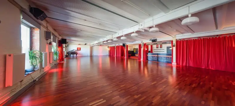 Foto 1 von Der Rote Salon