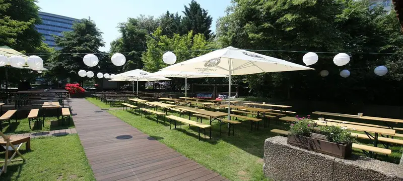 Foto 2 von James June - Clubeventlocation mit Sommergarten