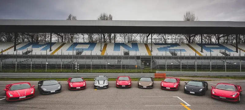 Foto 2 von Sportwagen fahren auf dem Hockenheimring