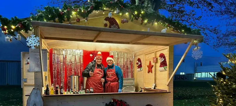 Foto 1 von Weihnachtsmarkt vor der historischen Empfangshalle