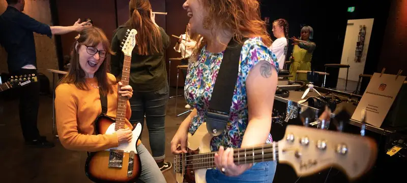 Foto 5 von ONE TEAM, ONE SONG – Songwriting mit KI und echten Instrumenten