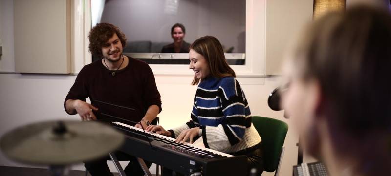 Foto 2 von Macht Euren eigenen Teamsong - Vom Songwriting bis zum Musikvideo