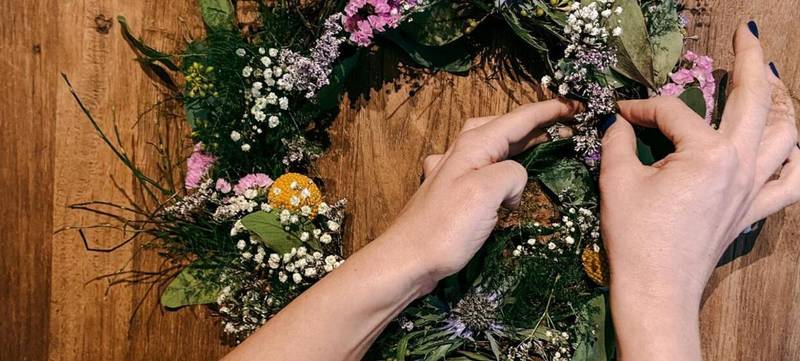 Foto 1 von Frühlingskranz mit Frischblumen