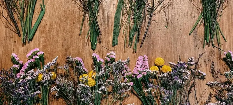 Foto 5 von Frühlingskranz mit Frischblumen