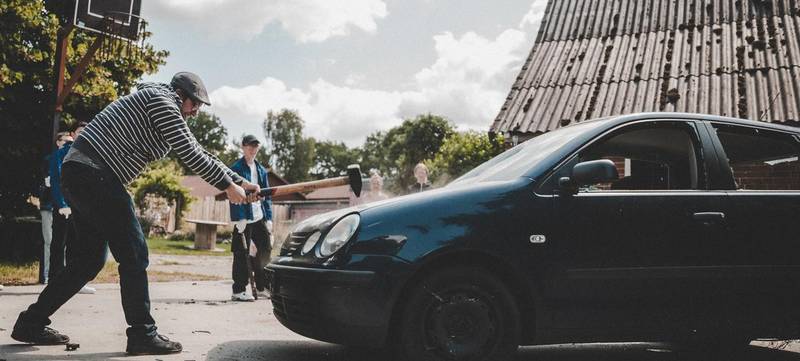 Foto 1 von Auto zertrümmern