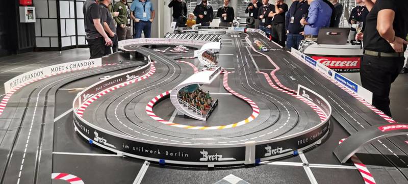 Foto 2 von Carrera Autorennbahn Event für Erwachsene