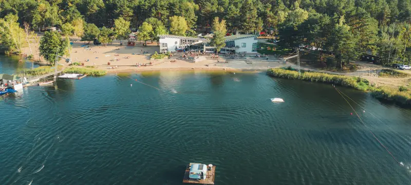 Foto von Erlebt Action, Entspannung und Teamgeist direkt am Wasser