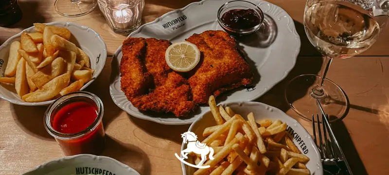 Foto 3 von Glühwein, Kranz & Schnitzel-Tanz