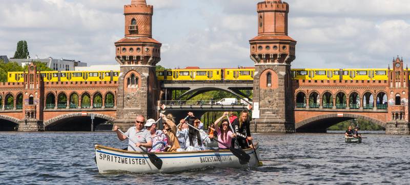 Foto 1 von Teamevent in Berlin - Kanutour im Mannschaftskanadier
