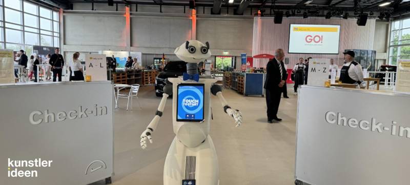Foto 1 von Futuristischer Event-Roboter als Messehighlight