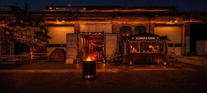Foto von Teilnahme am weihnachtlichen Marktplatz